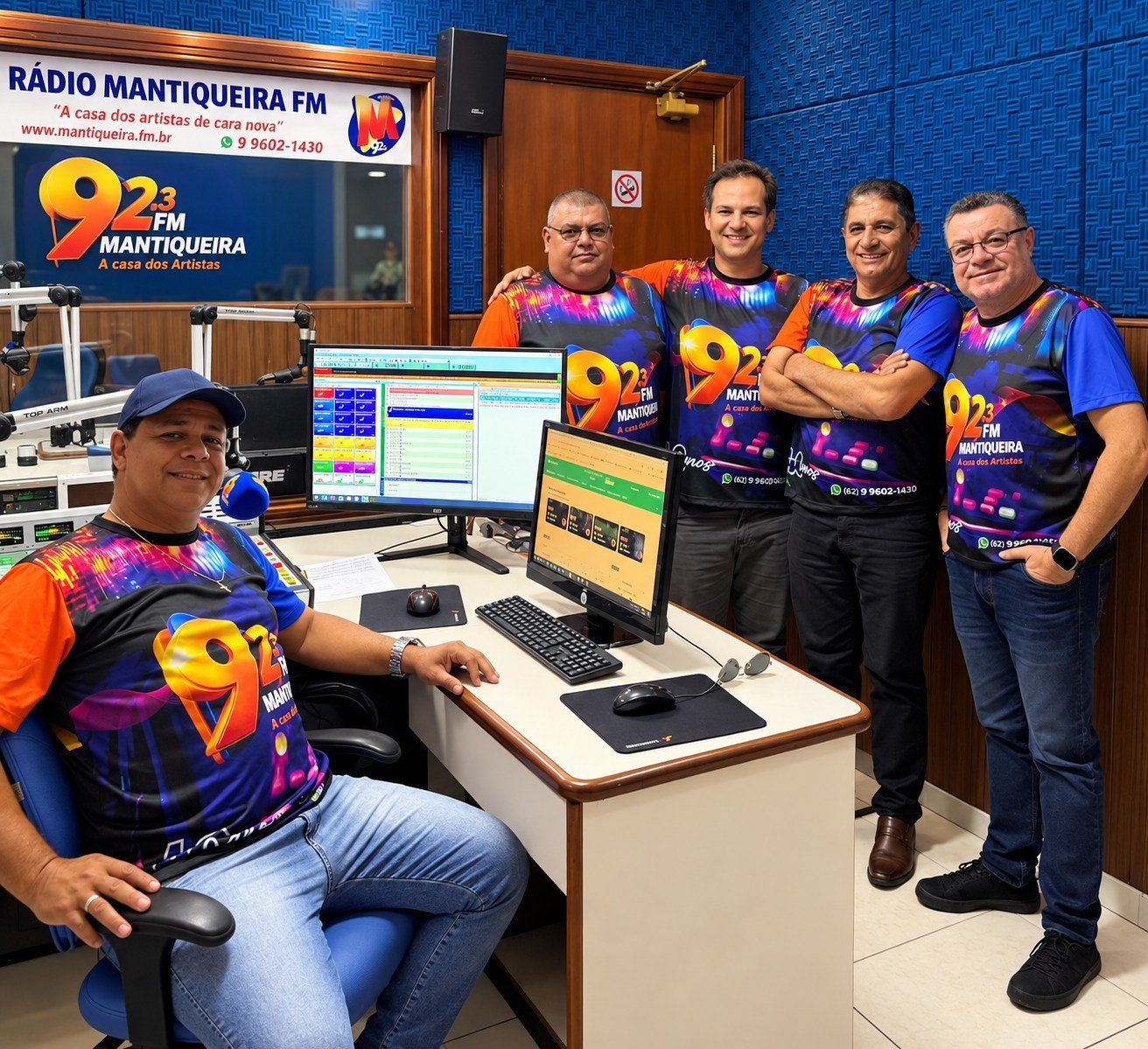 Equipe da Rádio Mantiqueira reunida no estúdio