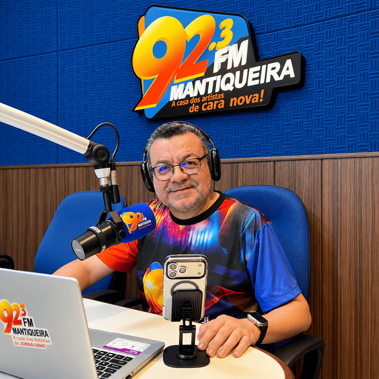 Márcio Rocha no estúdio da Rádio Mantiqueira