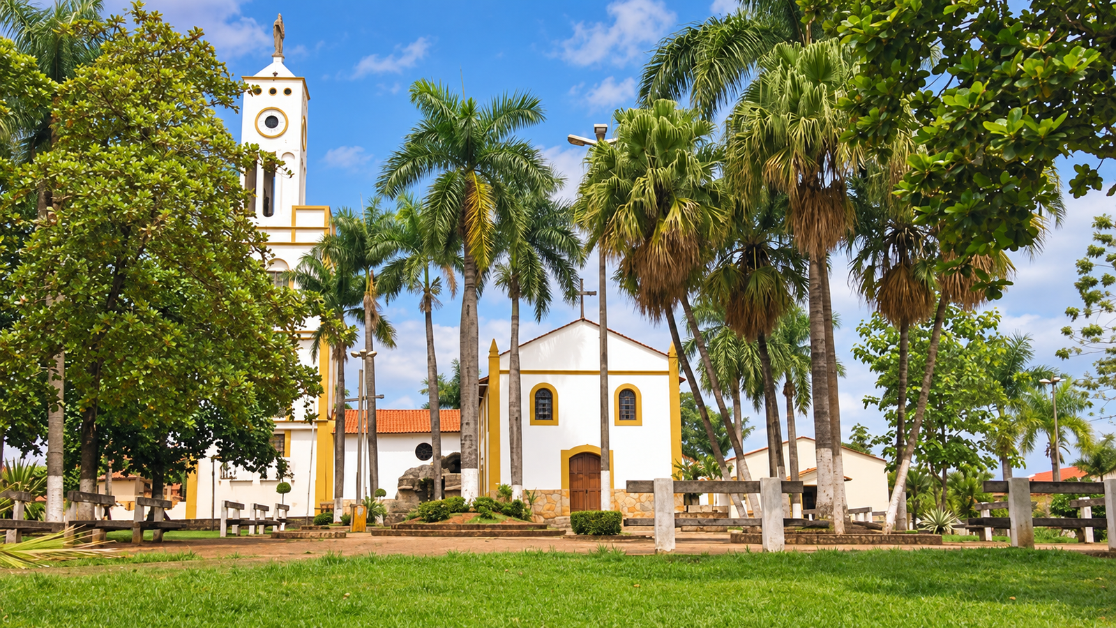 Igreja Matriz São José e praça em Niquelândia
